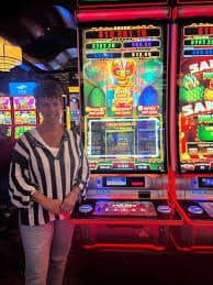 Live Casino Tower Rush dengan dealer cantik dan meja permainan Baccarat streaming HD real-time